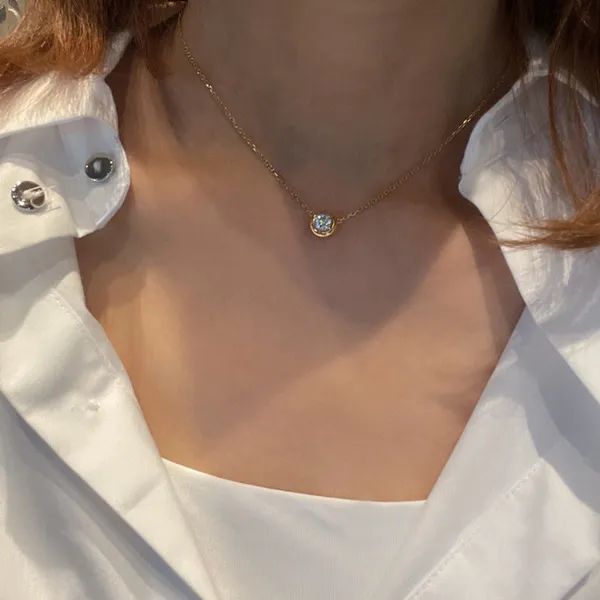 Gold_Classic_Round_Pendants_For_Women
